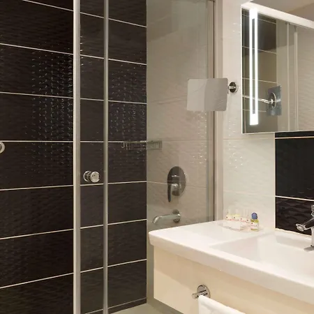 Ramada By Wyndham מלון 4*