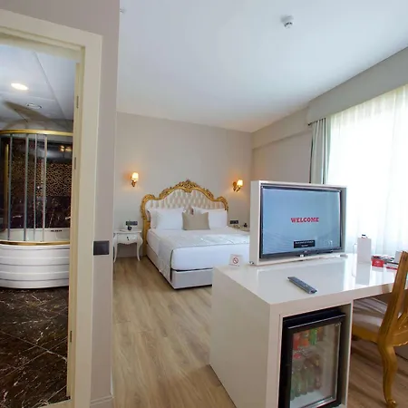 Ramada By Wyndham מלון