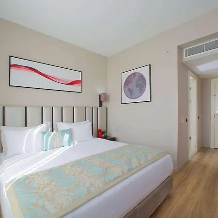 Ramada By Wyndham מלון
