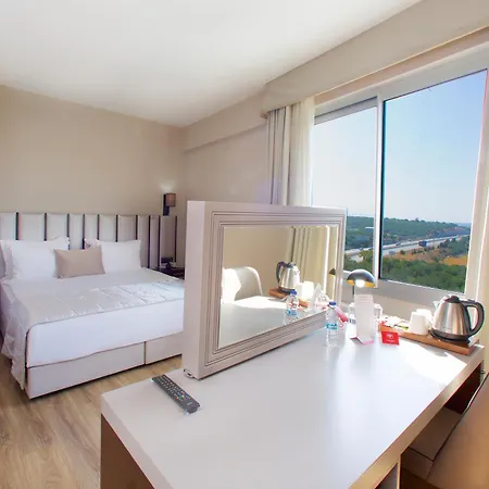 Ramada By Wyndham מלון