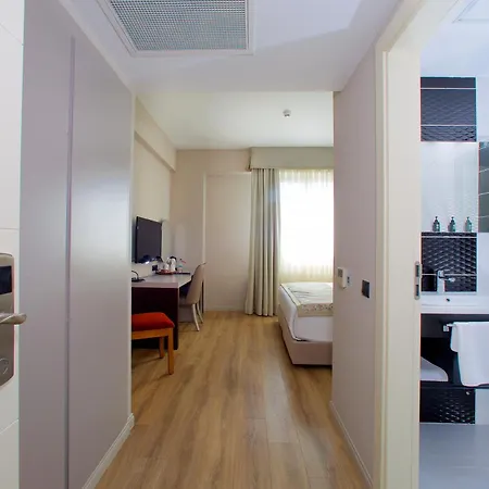 Ramada By Wyndham מלון 4*